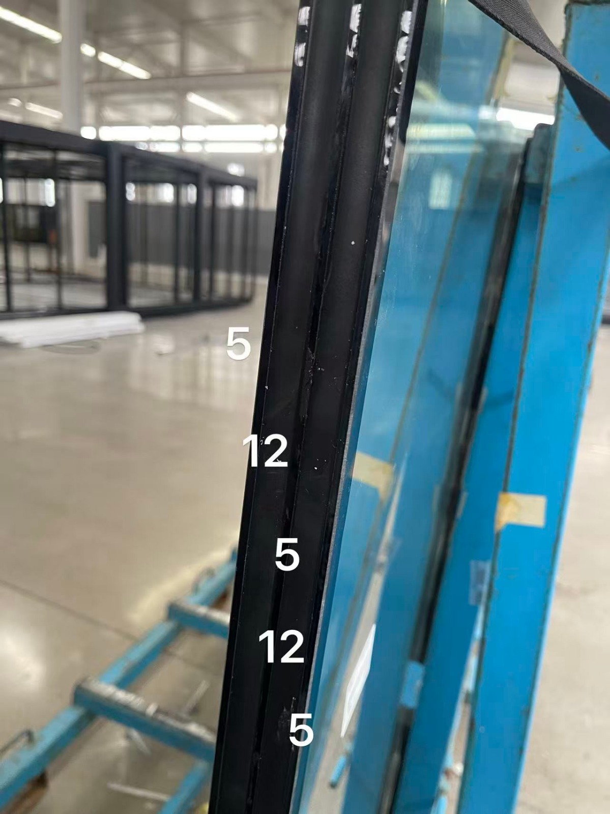 Przekrój szyby 5-12-5-12-5mm — podwójna komora argonowa